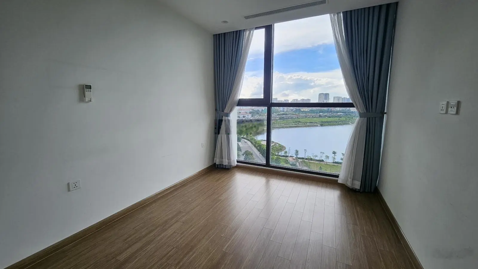Bán căn hộ 3PN 105m2 view hồ Vinhomes Sky Lake. Giá 10.5 tỷ. LHTT: 0852 891 ***