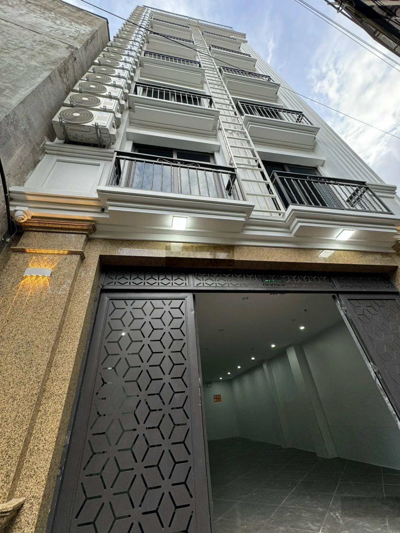 Bán căn hộ dịch vụ, phố Cầu Diễn-Nhổn, 70m2, 7 tầng thang, 17 phòng, dòng tiền 100tr/th, ô tô tránh