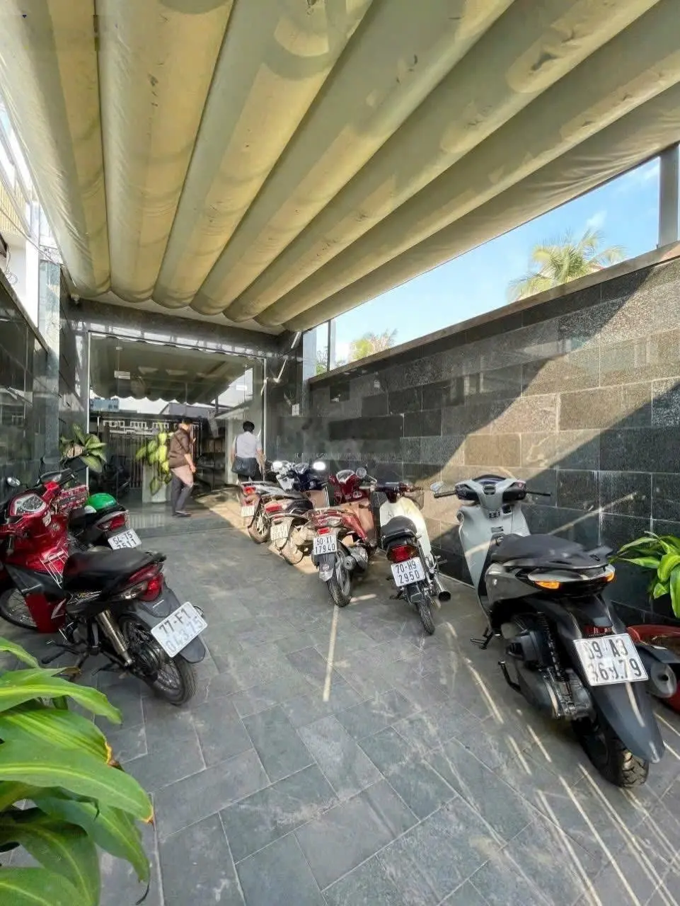 Bán nhà mặt tiền đường số 11, Phường Trường Thọ. Nhà 1 trệt 3 lầu có 5PN 5WC đang cho thuê