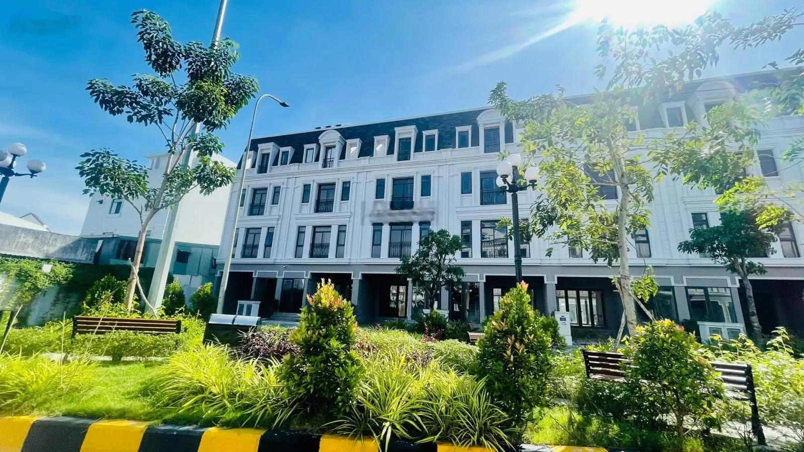 Bán gấp căn nhà phố góc 2 mặt tiền 160m2 Amelie Villa Phú Mỹ Hưng, chênh lệch nhẹ có thương lượng