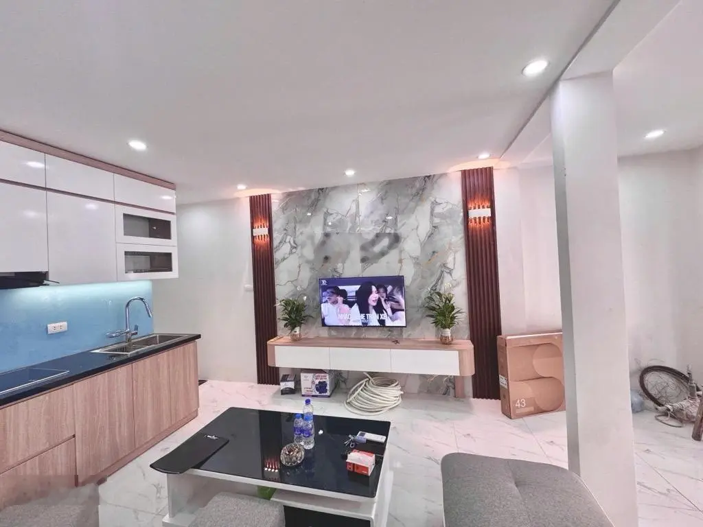 Bán căn hộ tập thể Mai Dịch, mới tinh ô tô đỗ cửa tiện ích ngập tràn, 80,5 m2, giá 3,15 tỷ