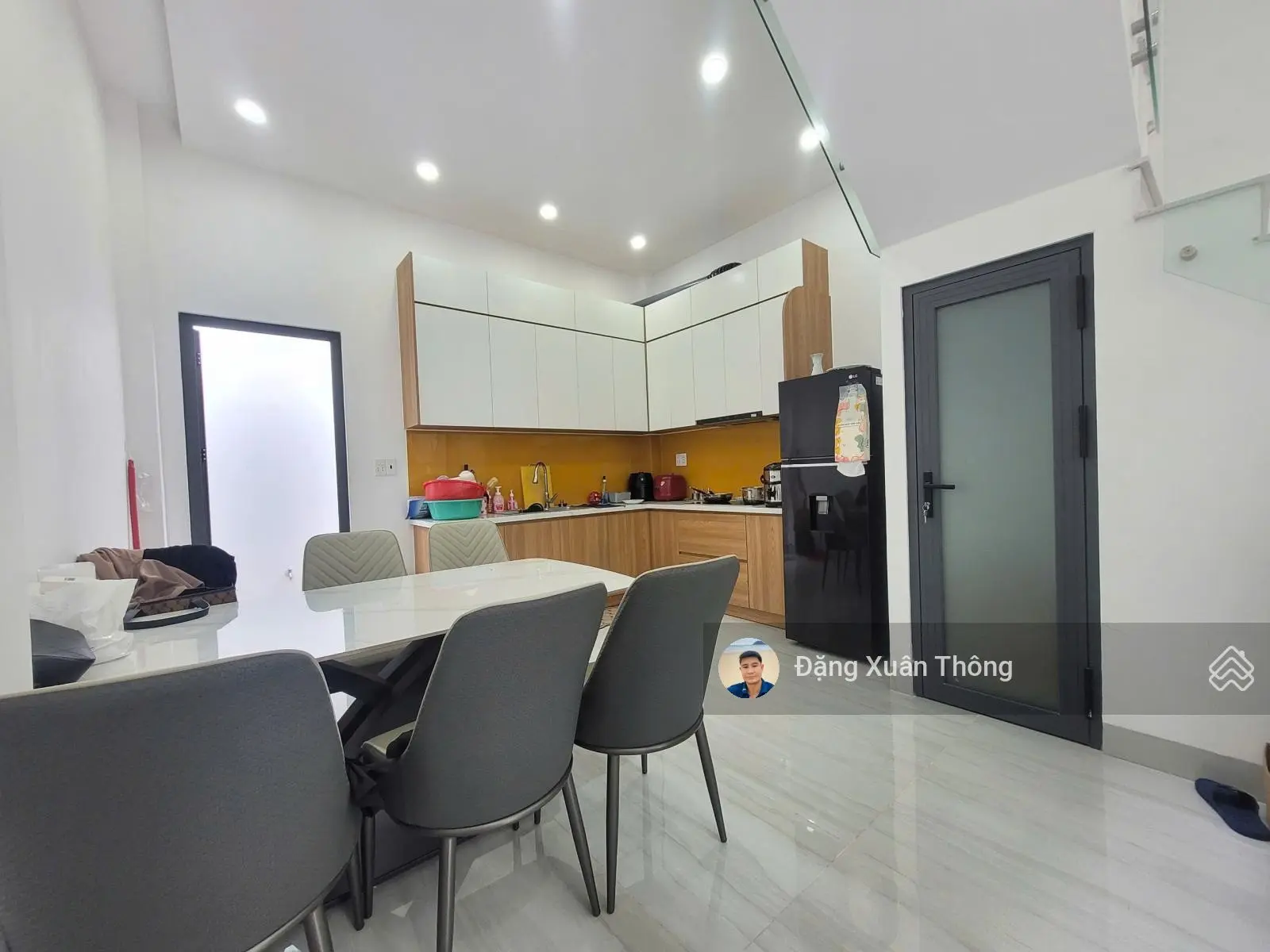Nhà 1 trệt 2 lầu hiện đại gần Vin Quận 9, vào ở ngay, giá 5,3 tỷ, đường 10m vỉa hè rộng, văn minh