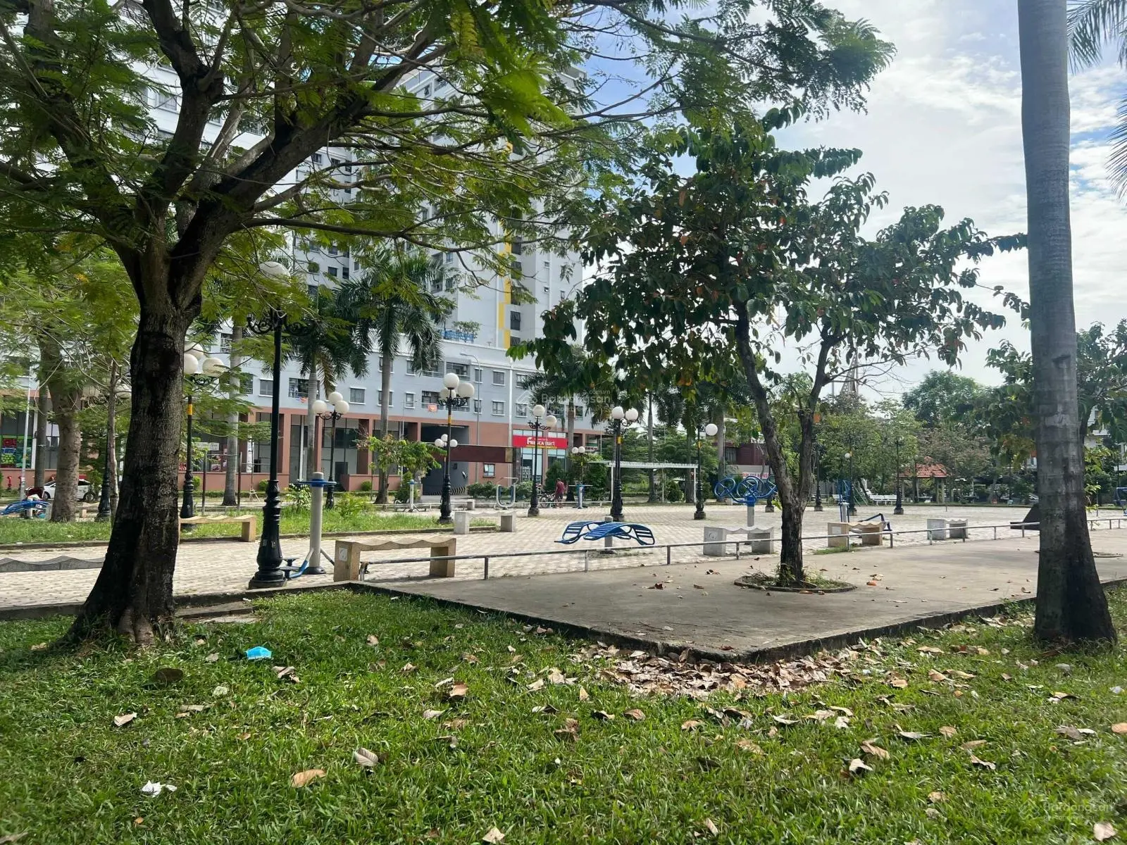 Cần bán 129m2 (6x21,5), full thổ cư, mặt tiền kinh doanh, thông QL13 và chợ đầu mối, sổ hồng riêng
