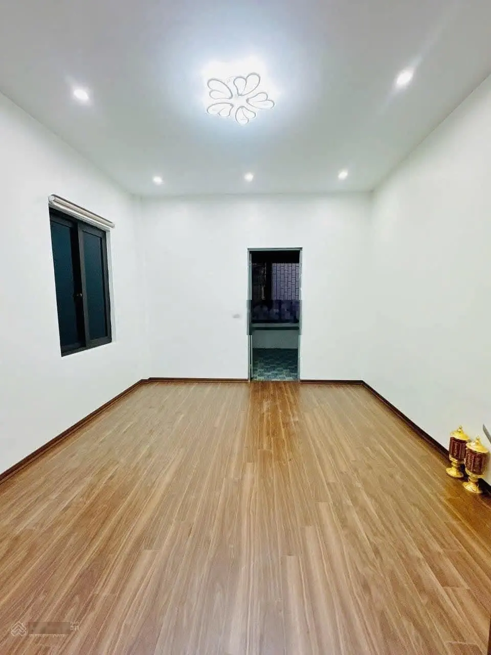 Đặng Tiến Đông. DT 27/30m2 x 4 tầng, MT 3m, giá 7,99 tỷ. Mặt ngõ, taxi đỗ cửa, 1 nhà ra phố.