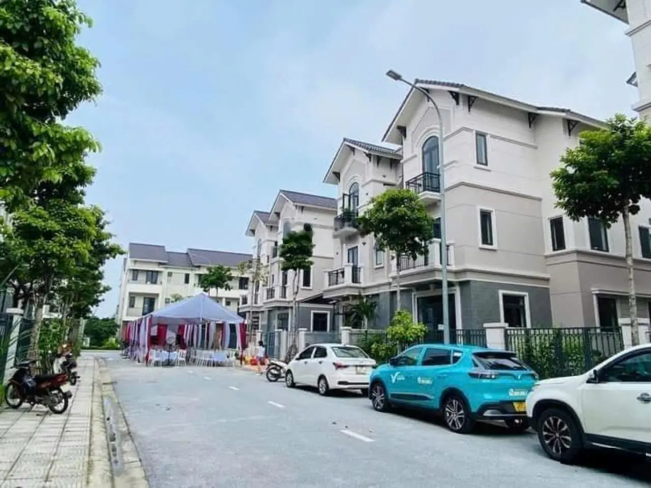 Chủ nhà cần tiền bán gấp căn biệt thự, hướng Nam, có 1 - 0 - 2