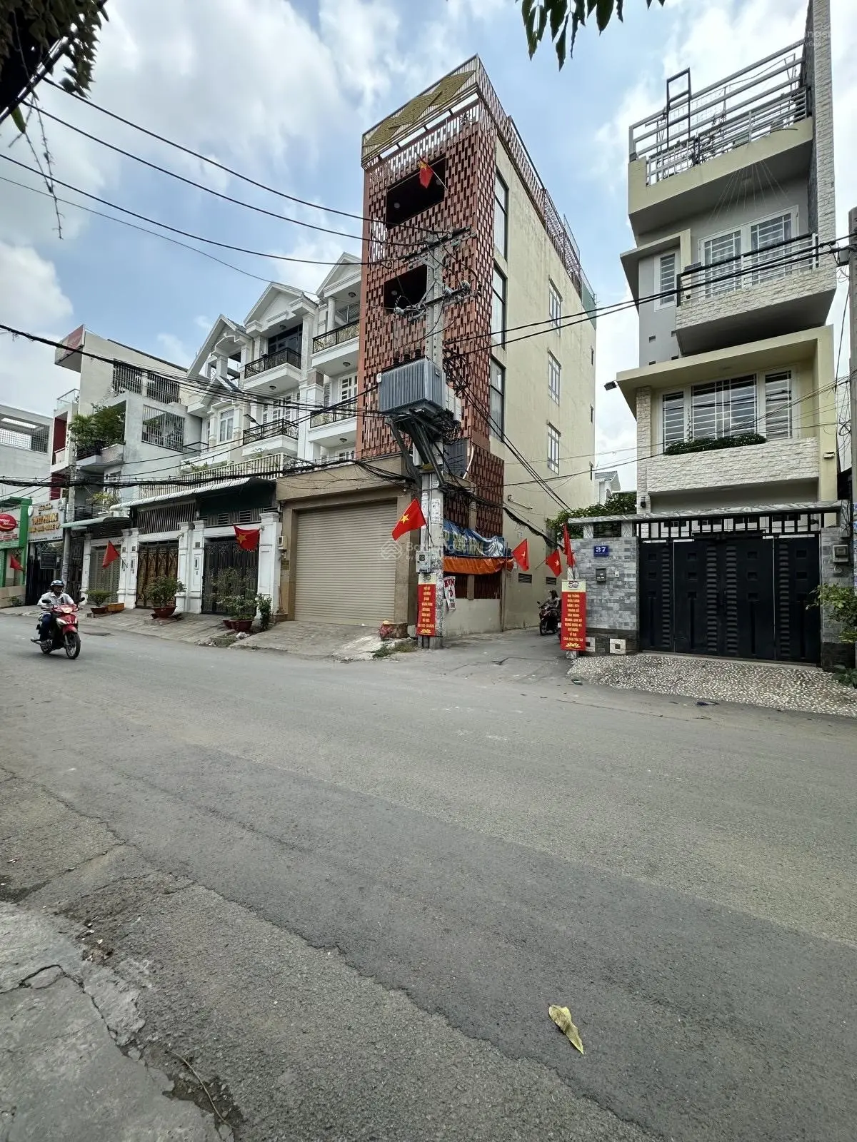 Ngay chợ hiệp bình-hbc nhà 1 trệt 1 lửng btct-hxh 7 chỗ đỗ cửa-đsố 53 cực hiếm nhà bán. chỉ 5,5 tỷ