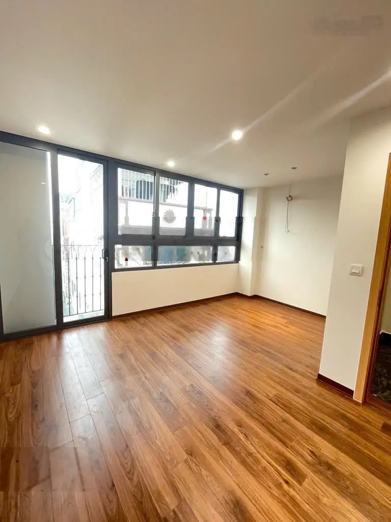 Bán nhà đẹp như truyện cổ tích 35m 6t 7,8 tỷ phố trạm long biên