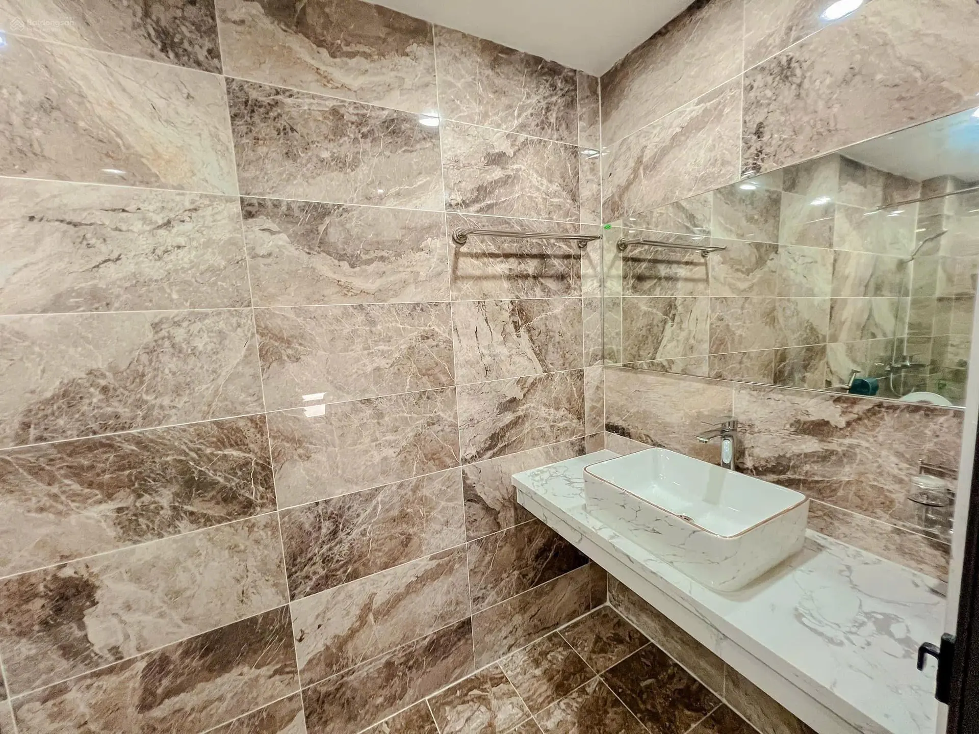 Bán nhà 5 tầng Hoàng Mai, DT 50m2, mặt tiền 4,8m, ô tô đỗ cửa, có thang máy, view hồ, giá 11,5 tỷ