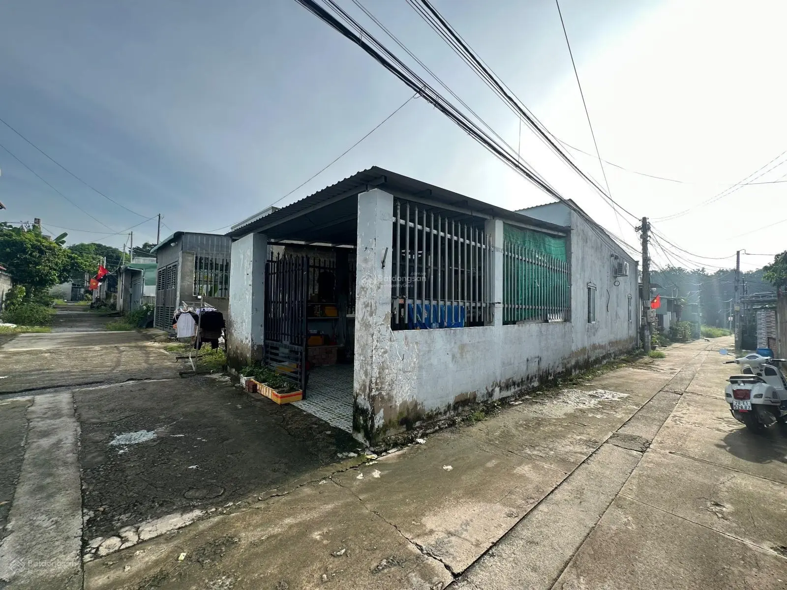 Bán căn nhà sổ riêng góc 2 MT giá chỉ 1 tỷ 650, gần chợ, sân ô tô