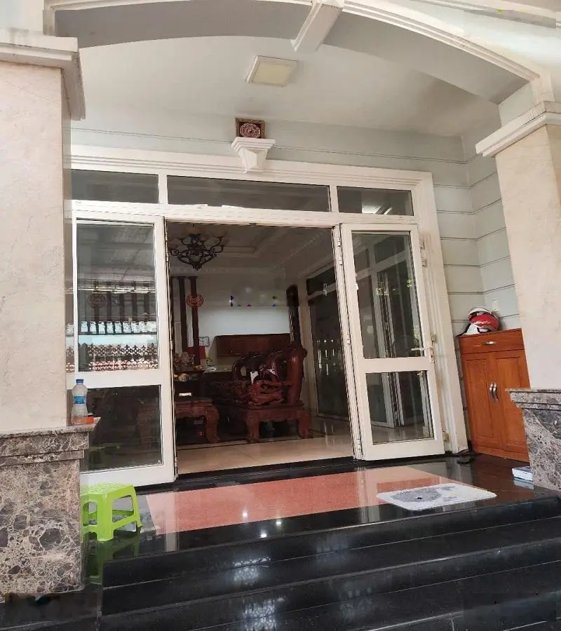 Bán nhà MT ngộp, xe hơi đỗ cửa ĐS 53, Hiệp Bình Chánh, Thủ Đức, 151m2, 3 tầng, còn mới