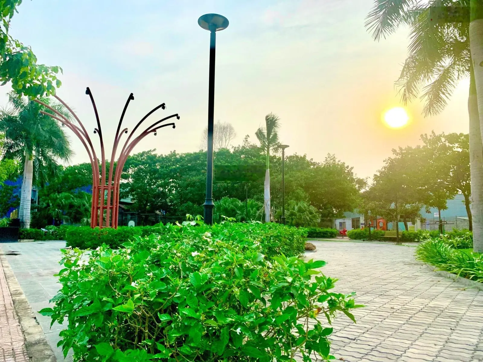 Hót Bán nhà phố 1T2L 100M2 sân vườn đường DT743 Bình Dương Giá 3 tỷ 2
