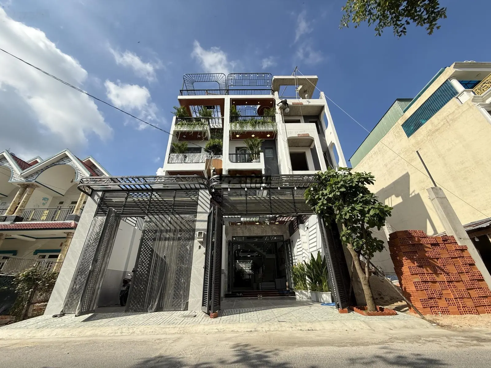 Nhà mặt tiền đường thông sẹc ngắn Hà Hà Huy Giáp, DT:4x25M, Trệt, 3 Lầu, 4PN, Sân ô tô, Sân thượng