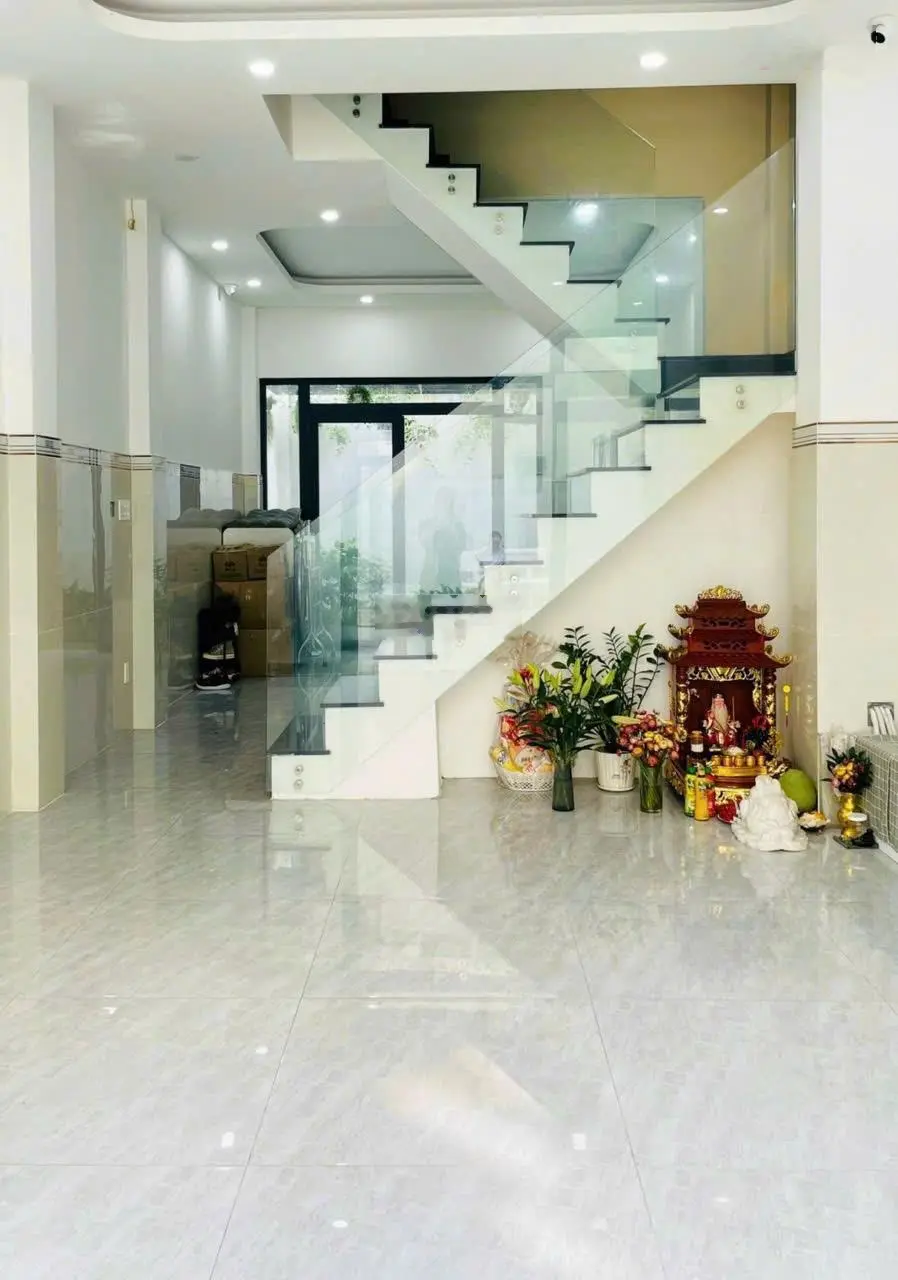 Bán gấp nhà đường Thoại Ngọc Hầu, nhà mới 5 tầng ô tô đậu cửa
