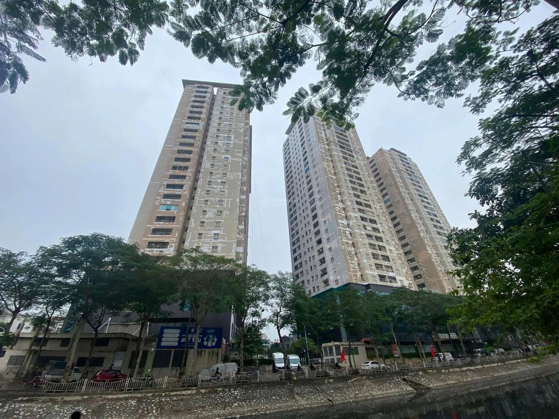 Bán đất mặt phố bờ sông sét, trung tâm hoàng mai, dt 102m2, mt 6m, đất vuông, nở hậu, sẵn sổ đỏ