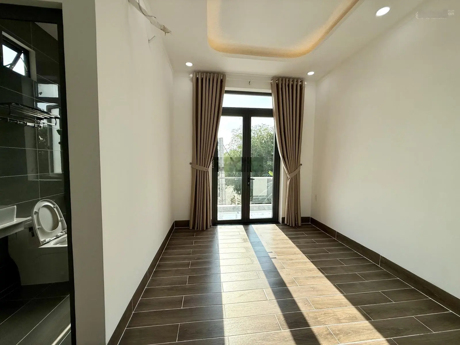 Bán nhà đường nhựa rộng DX 023, nhà 1 trệt 2 lầu đẹp, 3 phòng ngủ, sân oto 7 chỗ