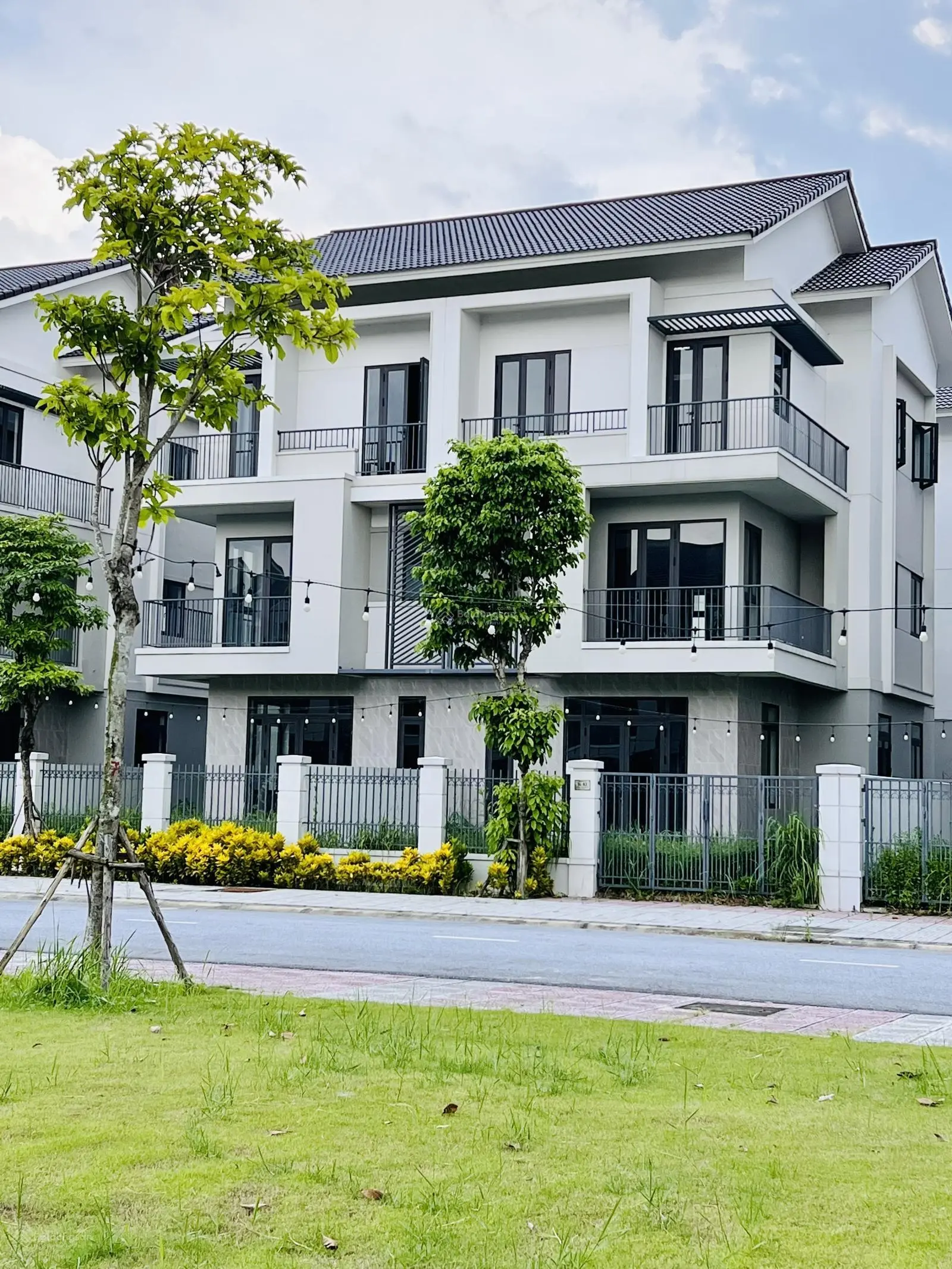 Bán biệt thự nhà vườn 180m2 cách Hà Nội chưa đến 30 phút di chuyển giá rẻ nhất thị trường