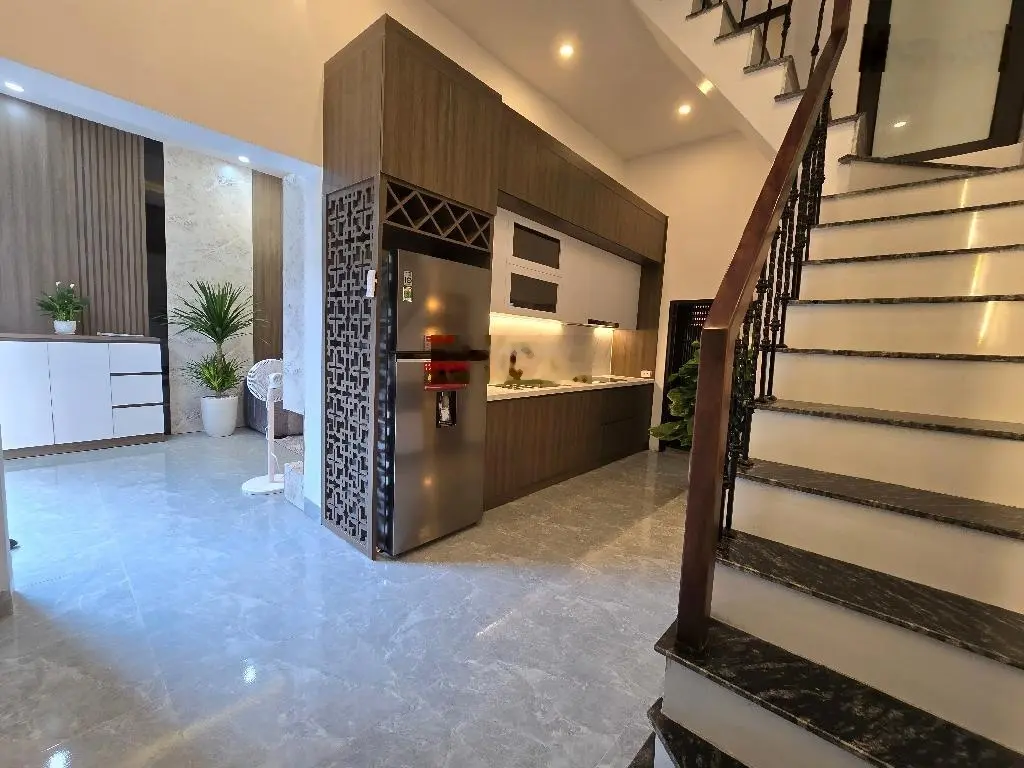 Bán nhà phố 8/3 - Ô tô cách 40m - Trước nhà thoáng - 50m2 - 4PN. Giá: 8,5 tỷ. LH: 0779 548 ***