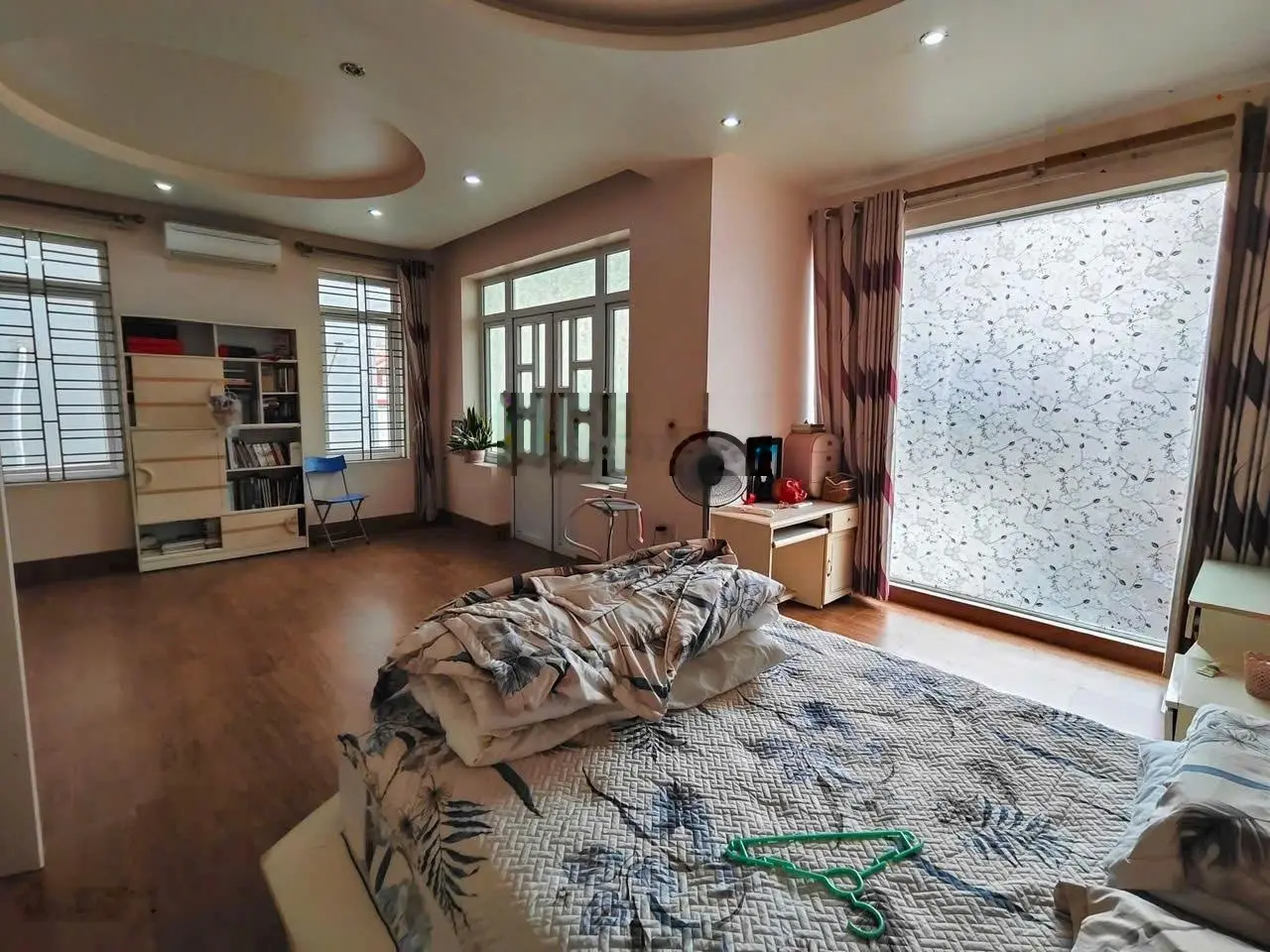 Phố lê lợi - ngõ ô tô 8m - cách mặt đường chính 20m nhà 5 tầng chắc chắn .