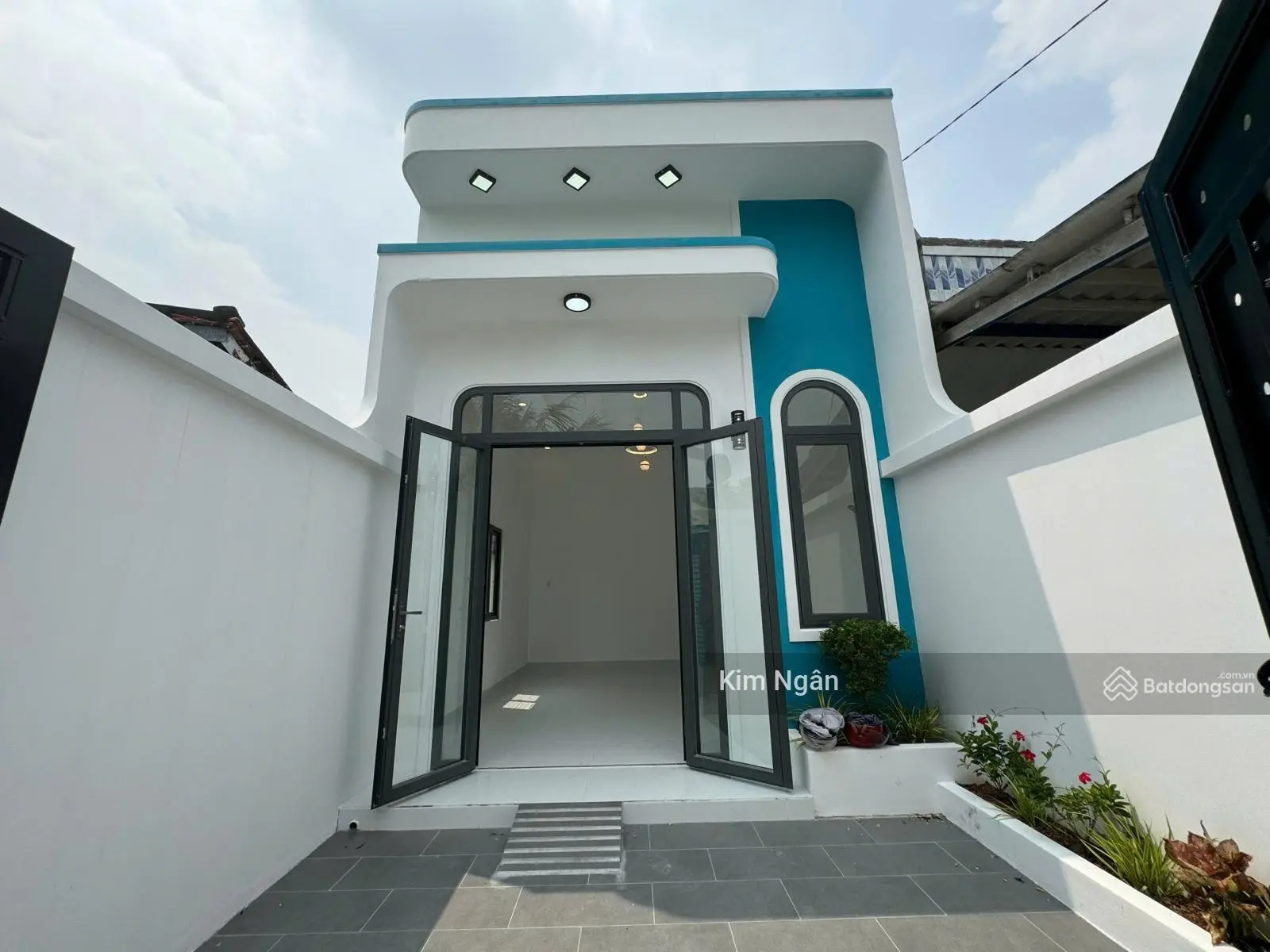 Bán nhà 98m2 thị trấn cần giuộc, cách ql50 chỉ 50m, nhà mới xây 2pn, 2wc, sân rộng để ô tô.