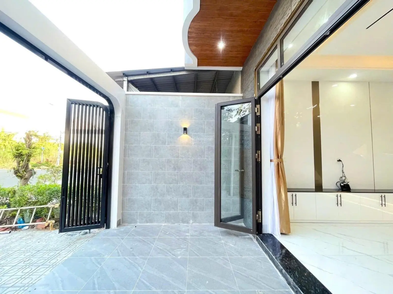 Vợ chồng kẹt tiền cần bán gấp nhà gần chợ Hưng Long, có sổ hồng riêng
