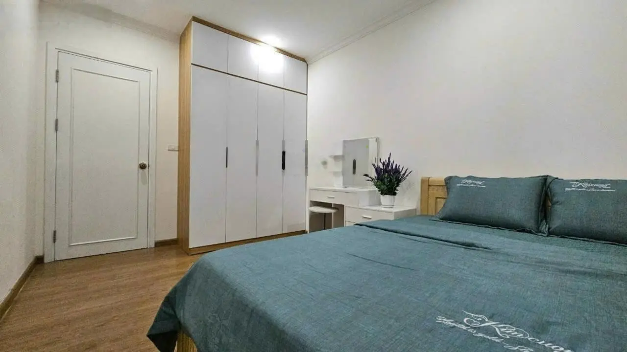 Bán nhanh gấp ai nhanh thì còn căn hộ 2 ngủ BC Đông Nam hiếm tại tòa Goldenland Nguyễn Trãi, sổ đỏ