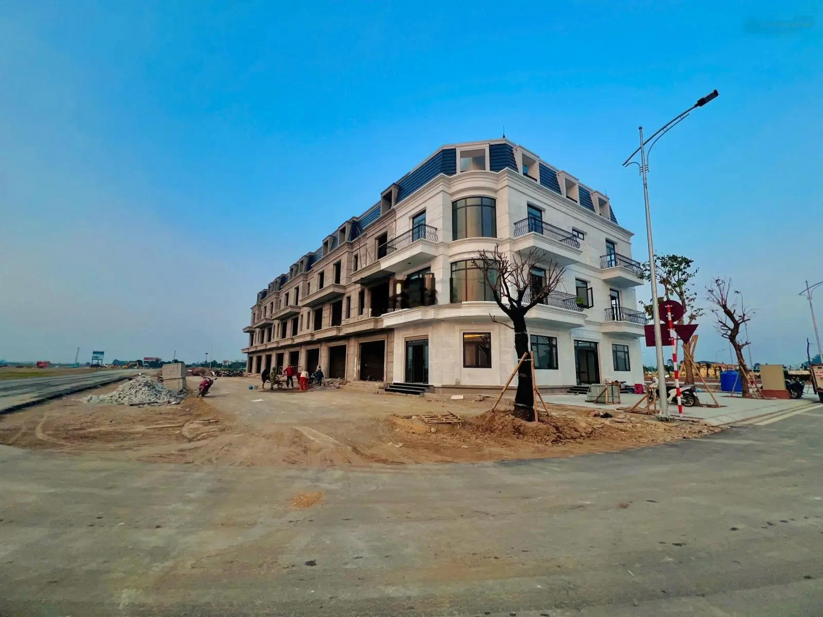 Shophouse mặt đường 68m chỉ 27tr/m2 cách bệnh viện Bạch Mai 5km, LH: 0945362397