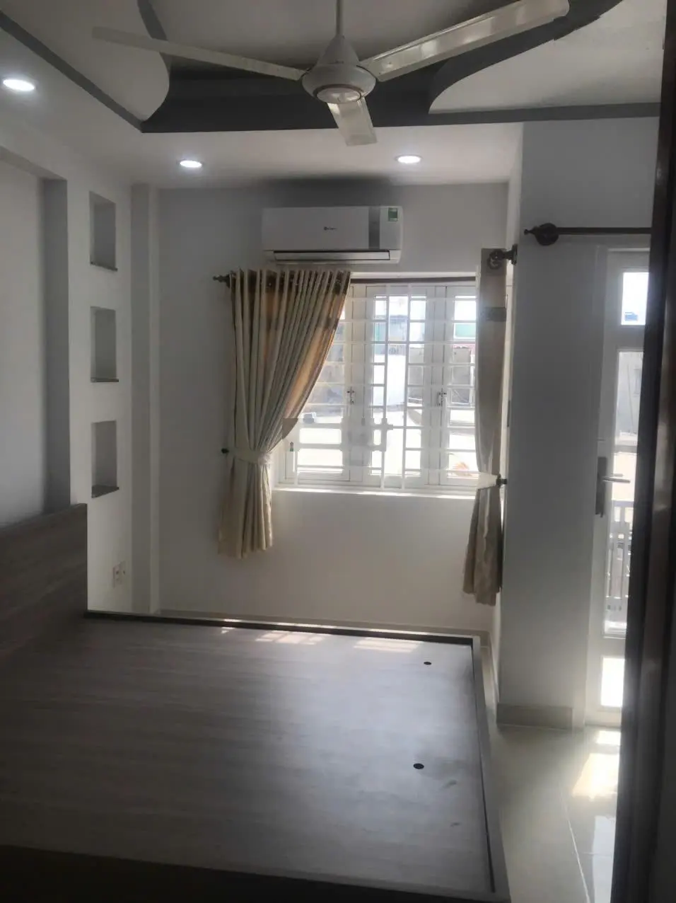 Nhà 2 lầu hẻm thông 3.5m kế bên đường Nguyễn Sỹ Sách, gần chợ Tân Trụ; Tặng hết nội thất, sổ sẵn