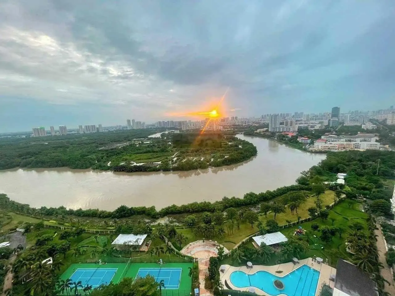 Cần tiền bán gấp căn hộ Riverside, 180m2, 9 tỷ, 3PN, 3WC. LH: 0914 106 ***