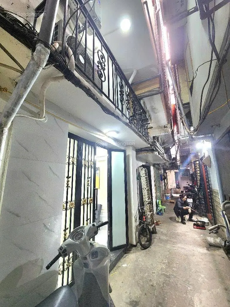 Chủ cần bán gấp nên đã giảm cả tỷ. nhà tân ấp, khách chỉ việc xách vali về ở. 30m 3 tầng
