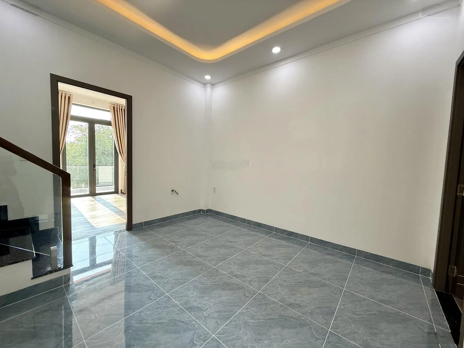 Bán nhà đường nhựa rộng DX 023, nhà 1 trệt 2 lầu đẹp, 3 phòng ngủ, sân oto 7 chỗ