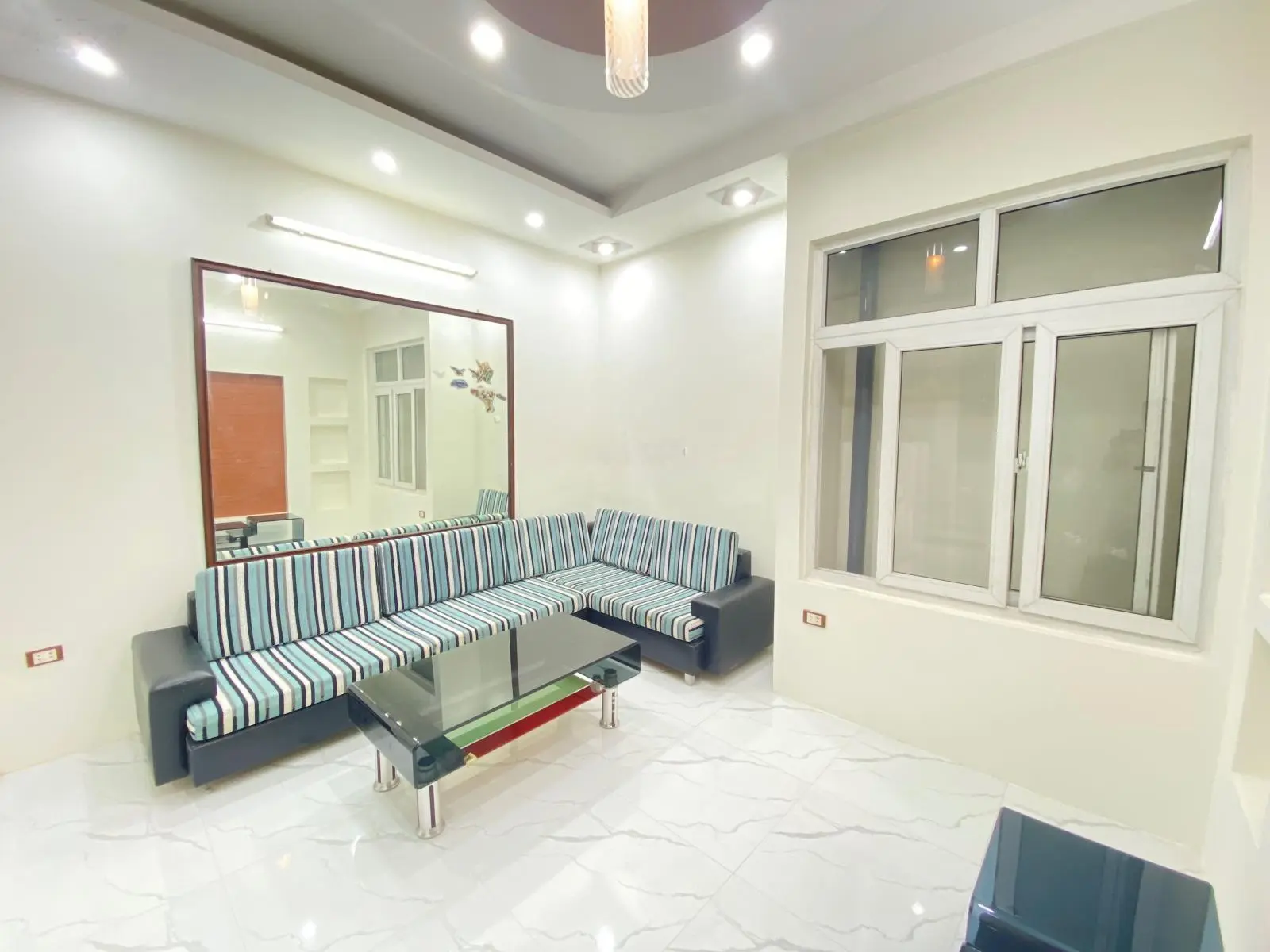 Bán nhà phố Yên Lạc - khu vip dân trí phân lô cán bộ - ngõ thông 2 đầu ô tô - 43m2x4PN. Giá: 8,5 tỷ