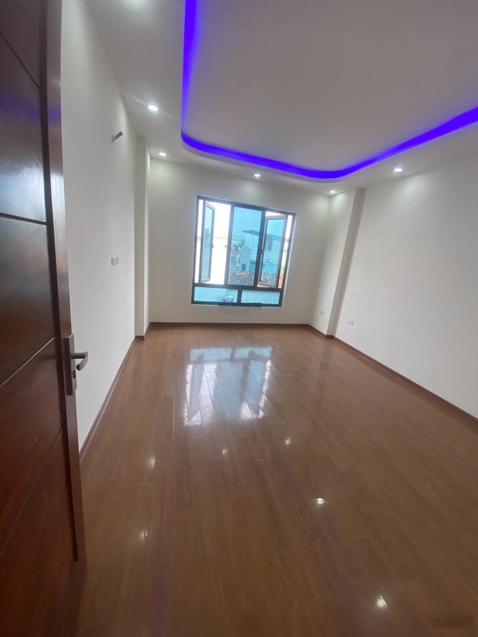 Duy nhất 1 căn ôtô đỗ cổng tại Phụng Châu, giá tốt chỉ 2,95 tỷ 32m2*4T 3PN. Sát trường SP thể thao