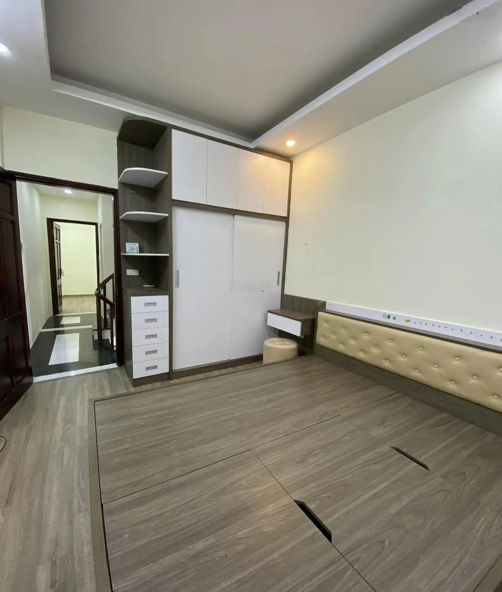 Nhà ngõ 247 phố Định Công, 35m2, 5 tầng, 4 ngủ, giá nhỉnh 5 tỷ, SĐCC, ngõ 2,5m, oto gần