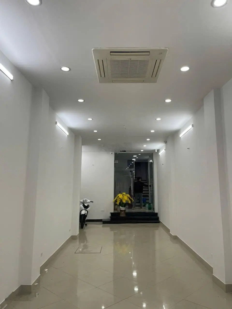 Bán nhà mặt phố Kim Ngưu, vỉa hè đá bóng kinh doanh, ô tô dừng đỗ 7 tầng thang máy 68m2 giá 28 tỷ