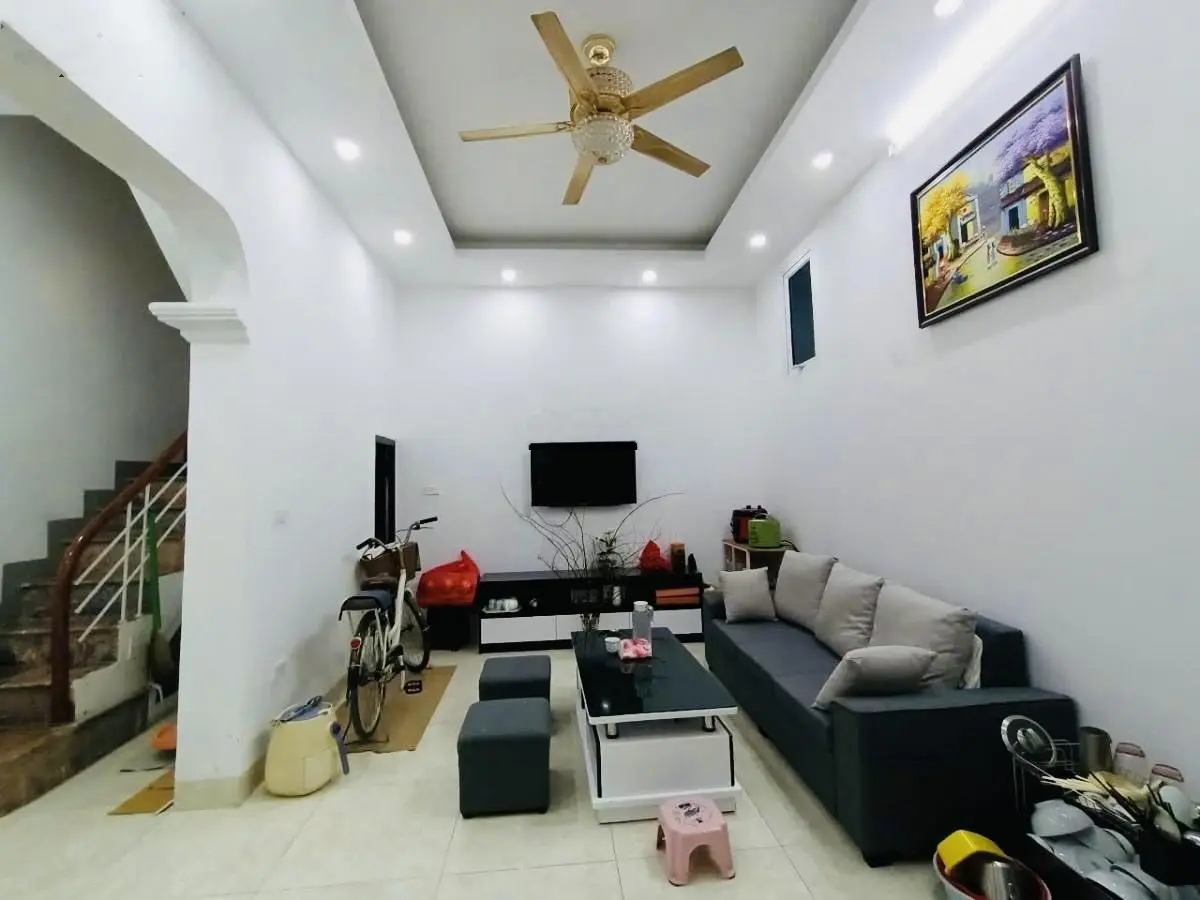 Chùa Láng. Nhà về ở ngay, ngõ rộng ba gác đỗ cửa, vài bước ra ô tô tránh, ra phố chỉ 1 phút