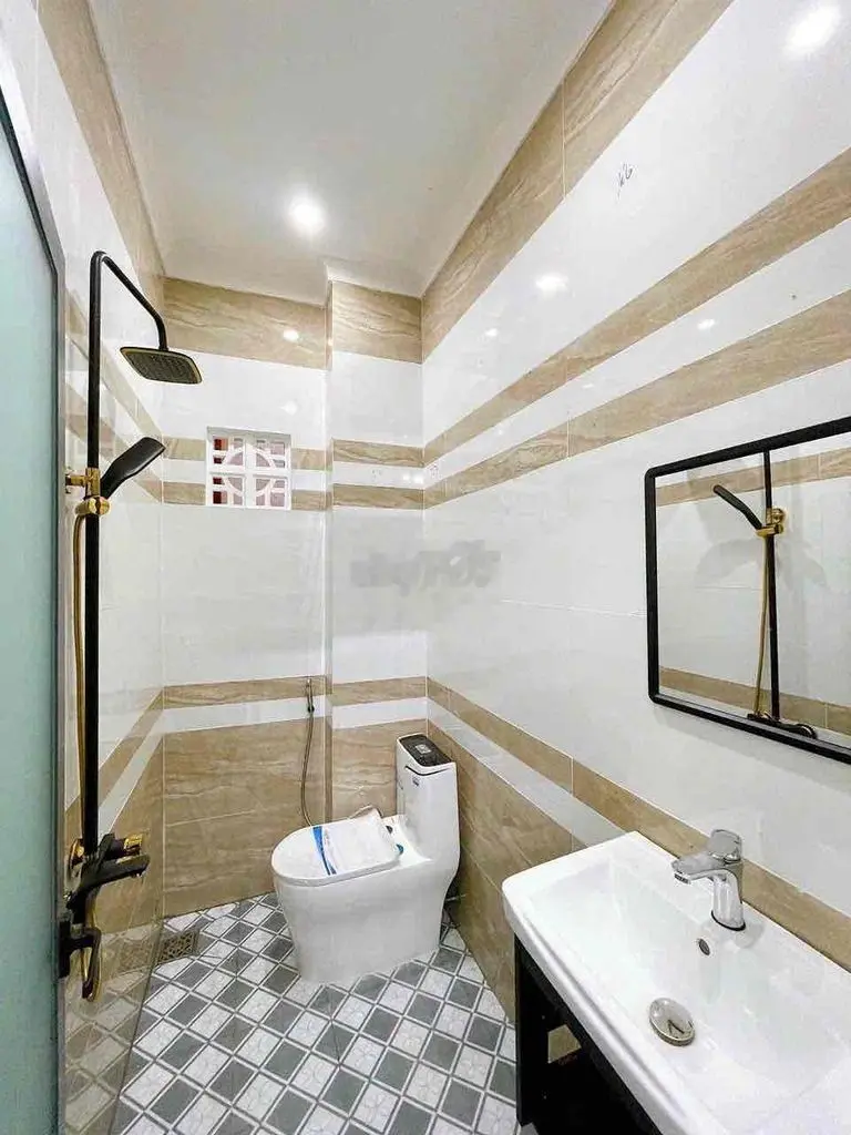 Nhà lầu đẹp Full nội thất, cách đường N.V.Cừ 30m, gần đại học Y Dược
