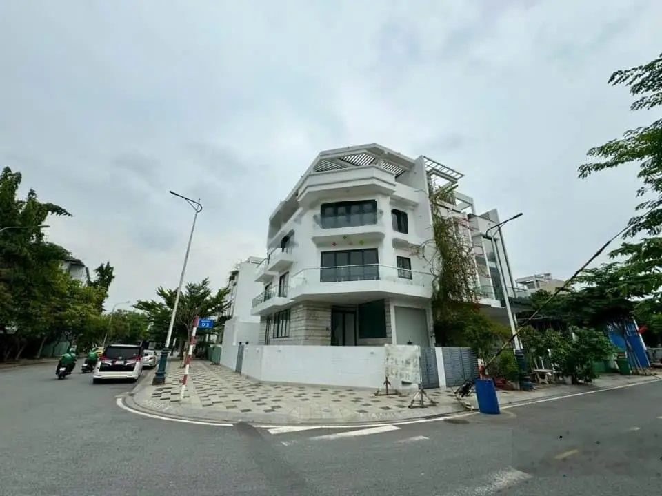 Gia đình không có nhu cầu sử dụng, cần bán gấp căn nhà lô góc 2 mặt tiền kinh doanh sầm uất
