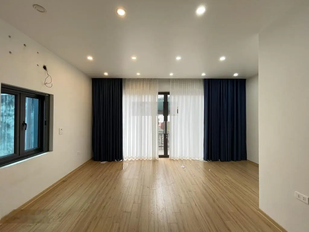 Chính chủ bán căn nhà siêu rẻ, diện tích thực tế 75m2, trung tâm phường, sát chợ đầu mới, vườn hoa