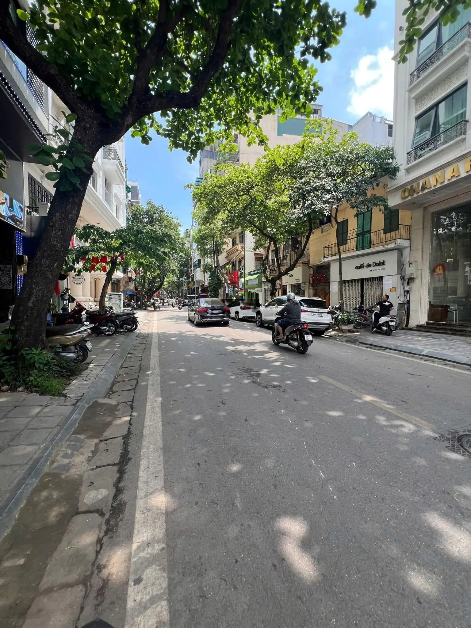 bán nhà phố duy tán cầu giấy , 100m2 4 tầng , mặt tiền 4m , đường 10 mét , kinh doanh đỉnh , 39 tỷ