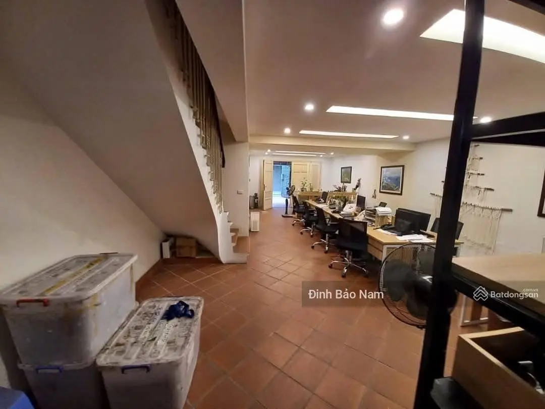 Đặng Thai Mai biệt thự sân vườn 146m2 4 tầng mặt tiền 5.6m ô tô vào ngõ thông thẳng ra Hồ Tây sổ đỏ