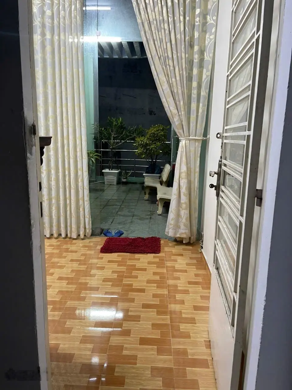 Chỉ 8 tỷ - Nhà mới 3 tầng 4.5x17m vào ở ngay chợ Hoàng Hoa Thám P13 QTB -20m ra Mặt tiền, sát ga T3