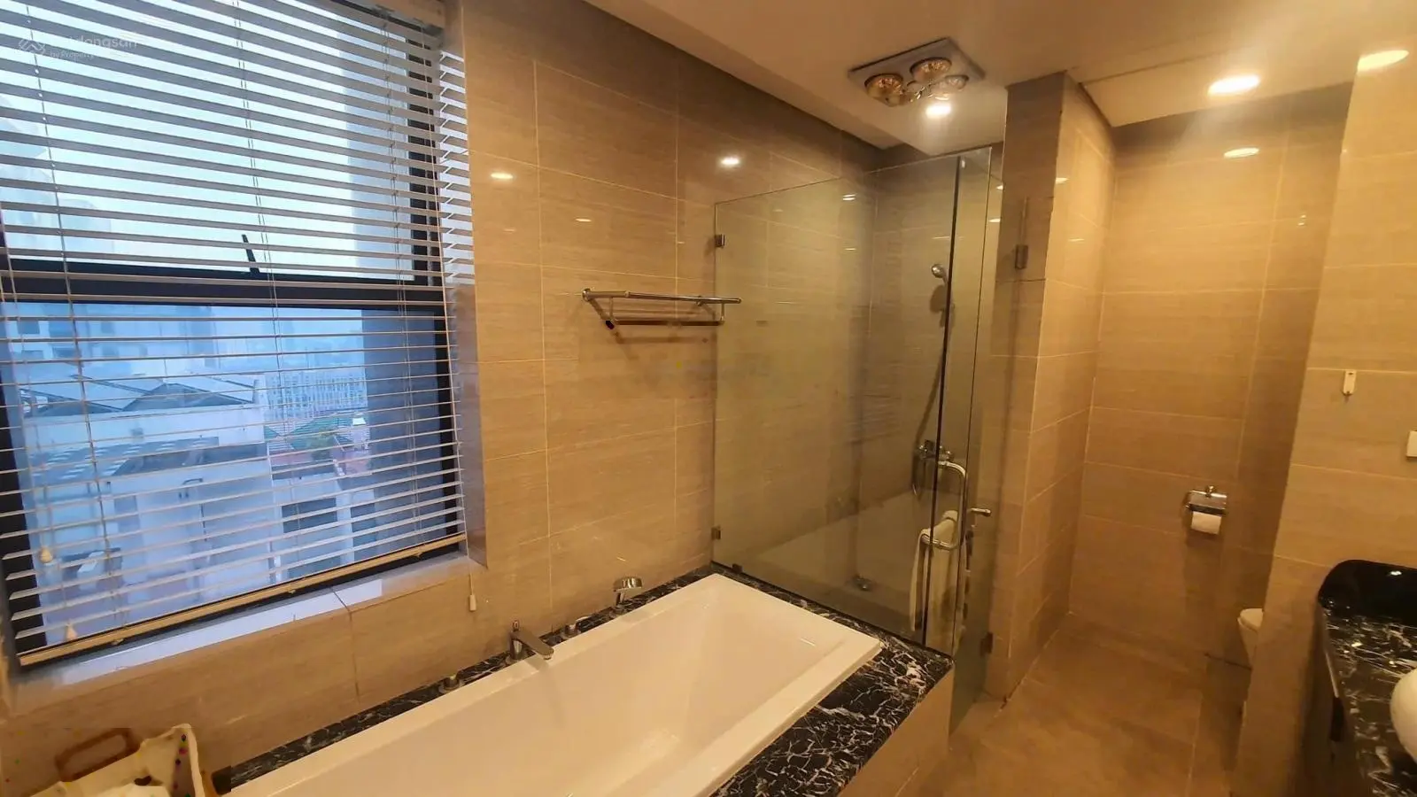 Bán gấp căn hộ diện tích 164m2 thiết kế 3n+1, tầng trung, căn góc, 2 mặt thoáng tại dolphin plaza.