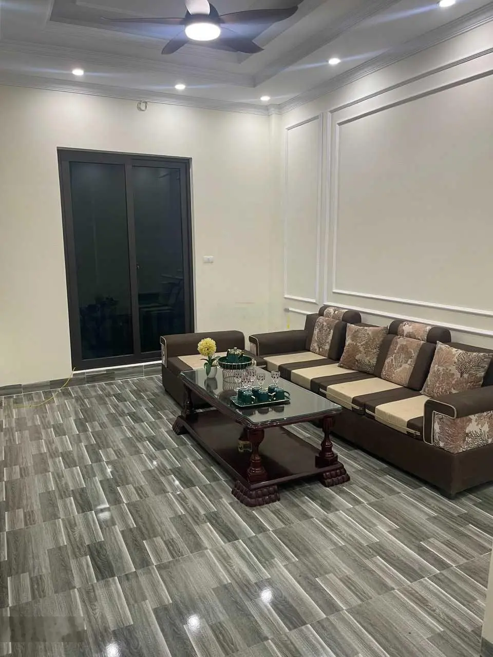Cần bán nhà tại Hoàng Quốc Việt, DT 65m2 xây 5 tầng, ngõ ô tô tránh, kinh doanh. Giá 19.85 tỷ