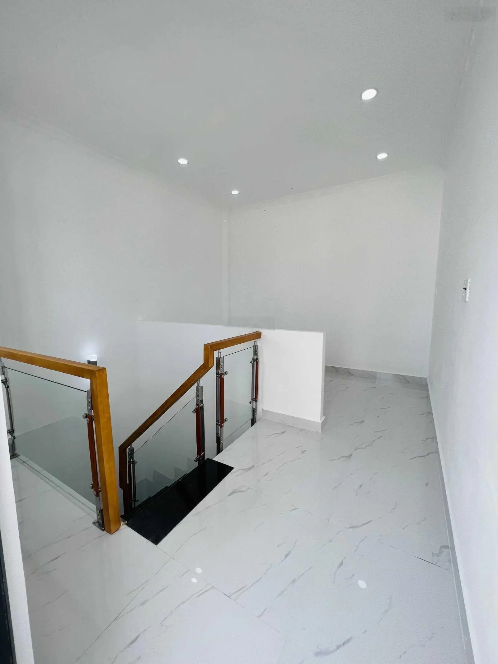 Nhà SHR 3 lầu 4 phòng ngủ 1 phòng thờ sân thượng 1 tum DT 50m2
