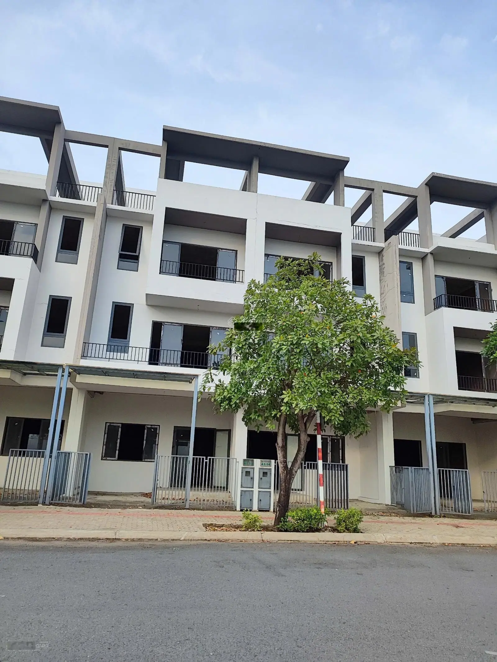 Cần bán nhà 4 tầng mặt tiền công viên rông 6000m2 tại Bến Lức, Long An