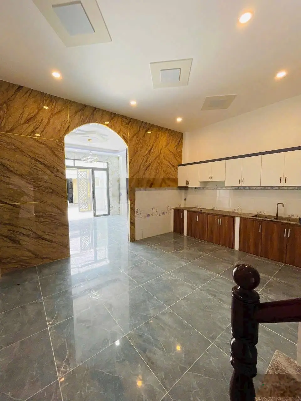 Nhà mới xây, ngay ủy ban xã Qui Đức (5,2 x 16)m 1 lầu 3,9 tỷ. Đường nhựa khu phân lô
