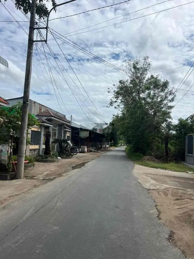 Nền mặt tiền lộ nhựa gần cổng chào Nhơn Thạnh