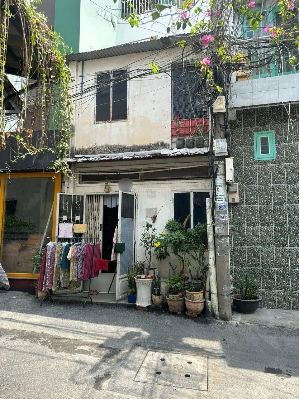 Nhà 2 tầng (3.8x4.3m) cách Phạm Văn Đồng chỉ vài bước chân, 33m2 sàn, đường 4m, sổ hồng, chỉ 2.6 tỷ