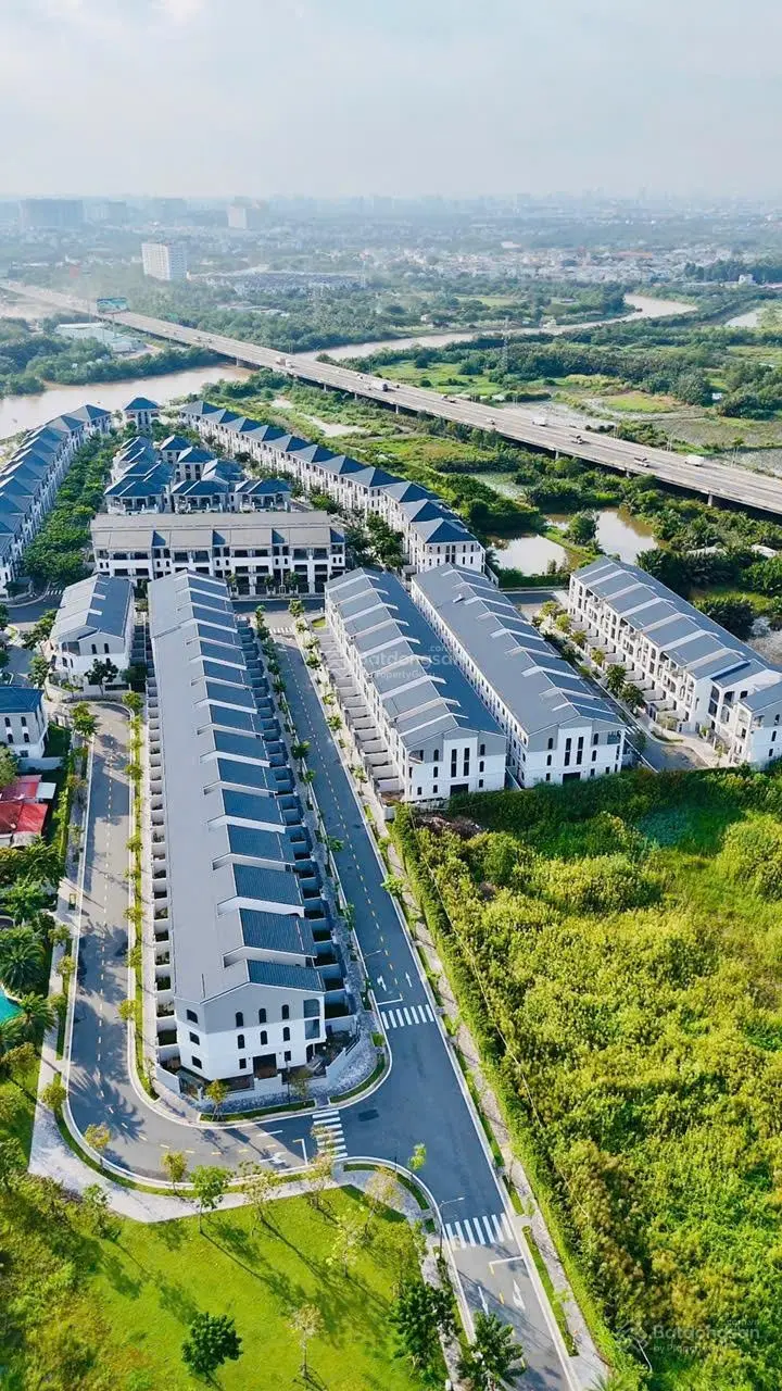 Bán nhà biệt thự tại Palm City, 8,5 tỷ có 2 mặt tiền sông, ngay Song Hành, có HĐMB , hỗ trợ vay