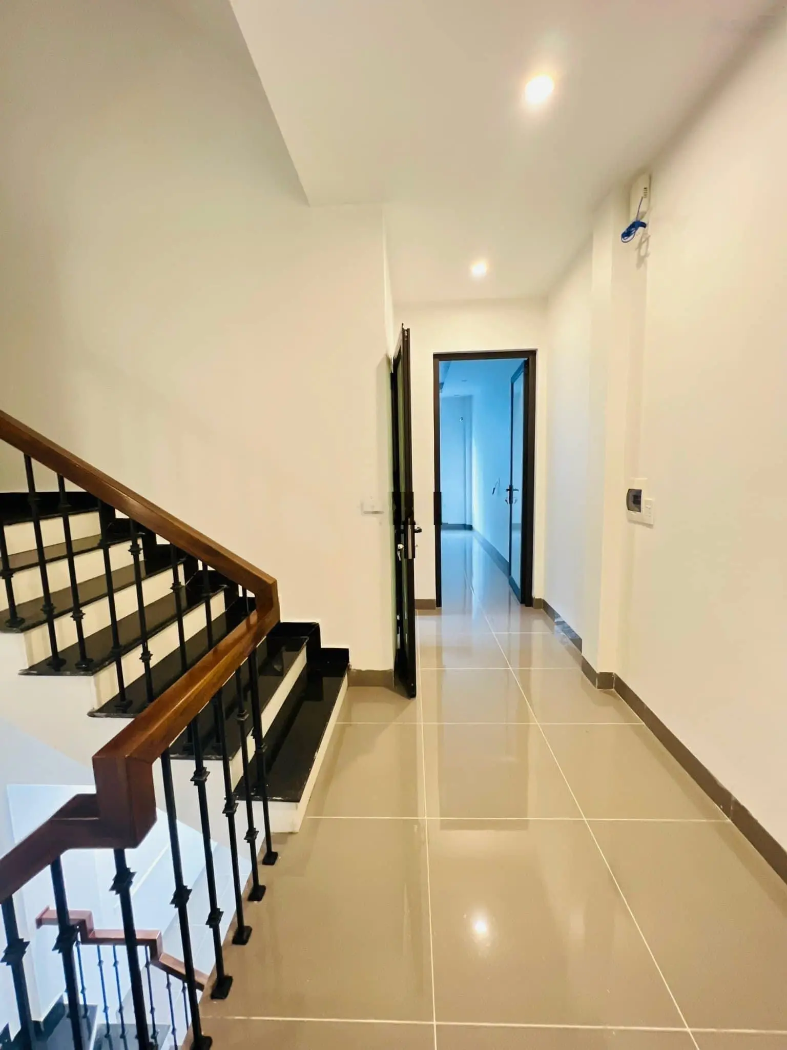 Chỉ 3 tỷ 350 Phương Canh - nhà xây mới 5 tầng - MT 3,7m - lô góc siêu thoáng - ngõ rộng gần ô tô